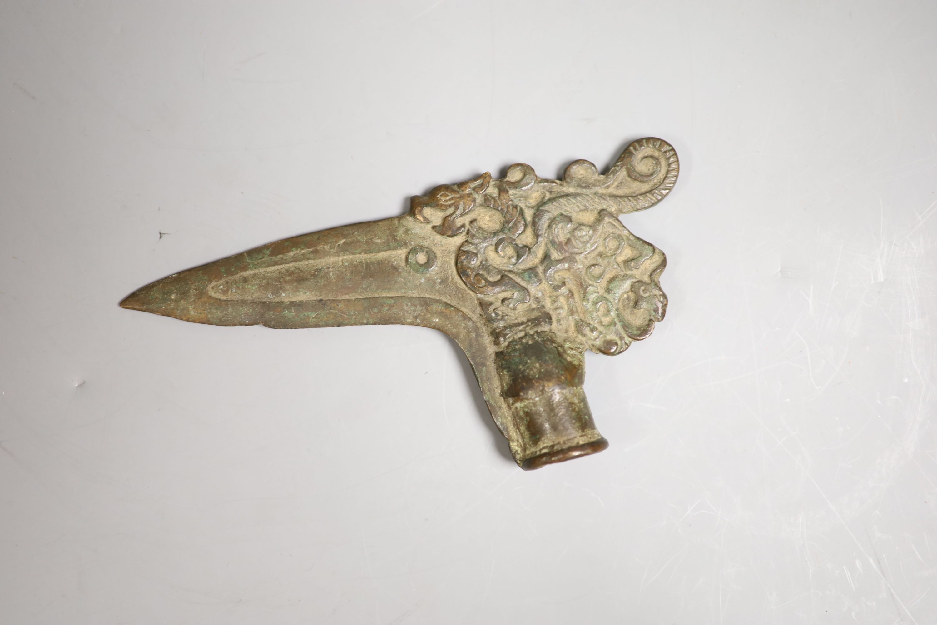 A Chinese bronze axe head, 17cm wide